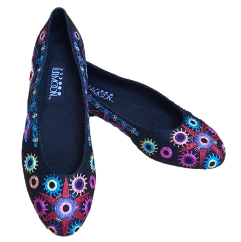 FULLMOON slip on flats. Women’s size 8. Black with colorful embroidery
